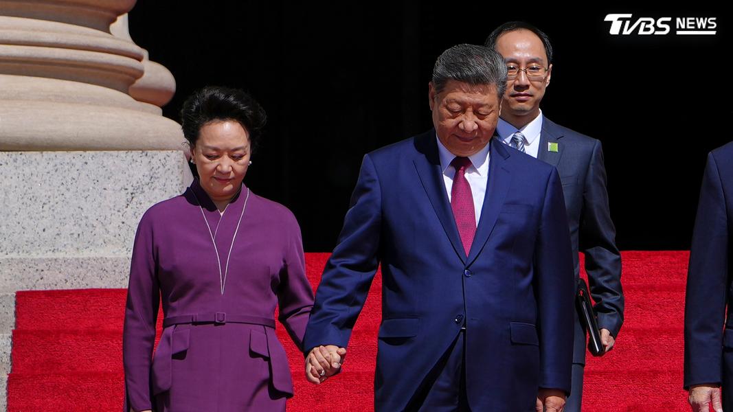 習近平與彭麗媛攀爬國家檔案館的台階時,兩人全程緊緊牽手。(圖/達志影像美聯社)