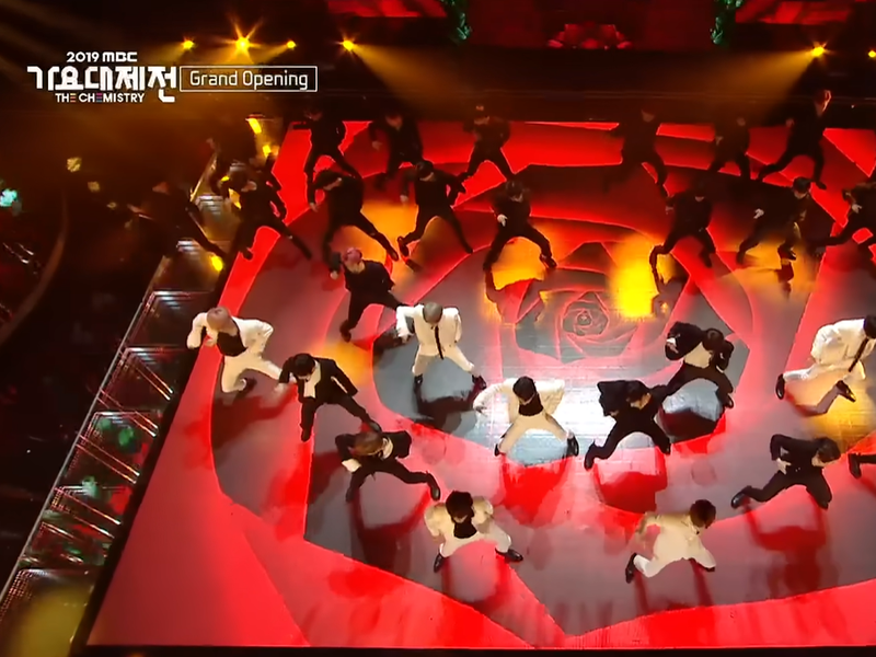 NCT、Stray Kids開場先帶來致敬演出。(圖/翻攝自MBCkpop YT)