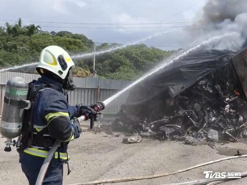 拖板車後車斗起火。(圖/民眾提供)