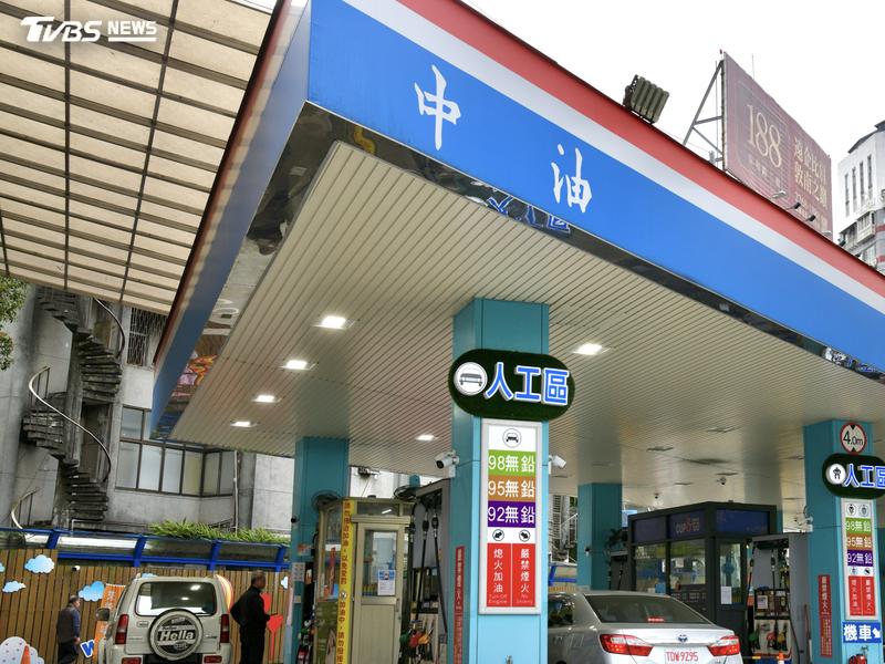 中油公司今(3)日宣布,自下週一(5日)凌晨零時起至10月11日午夜12時止,國內汽、柴油價格全面「維持不調整」。(圖/TVBS)