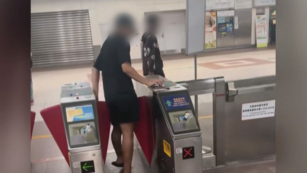 當下高捷人員並未發現,但事件被當事人上傳網路後,目前高捷警察已將介入調查。(圖/翻攝當事人抖音)