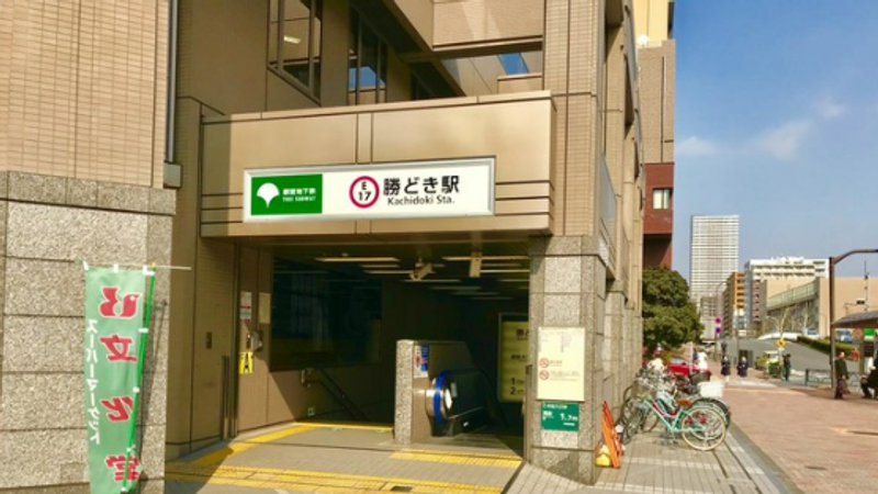 東京一名9歲男童不幸從公寓23樓陽台墜落,送醫搶救後仍不治。(圖/翻攝自鉄道駅)