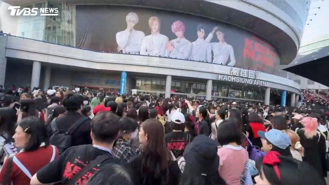 KPOP首組虛擬男團登台,PLAVE高雄場人潮擠爆,周邊秒殺。(圖/TVBS)