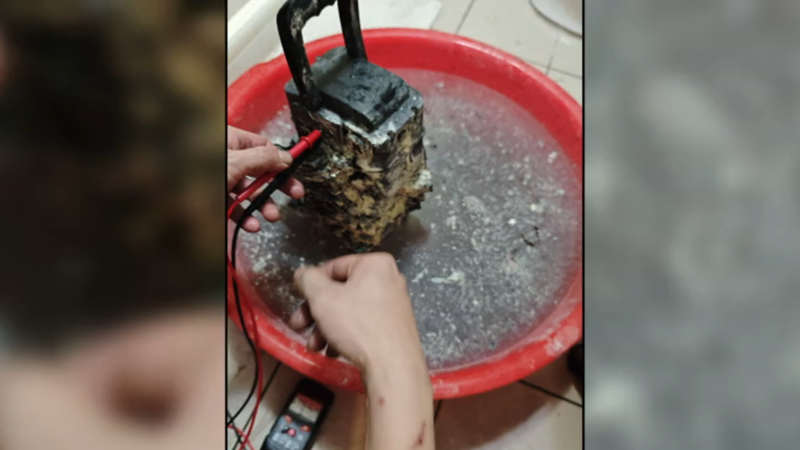 電池竄火還傳出爆炸聲。(圖/當事人提供)