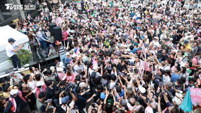蘇巧慧揪沈伯洋逛三峽老街!祖師廟湧3千人「洋流」擠爆 震撼畫面曝