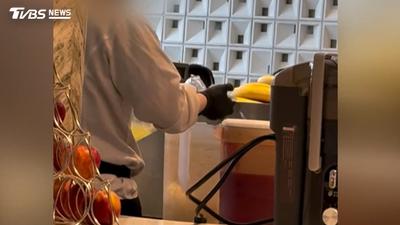 星級飯店員工「手挖冰塊」 抹布.整理物品都戴同一雙手套
