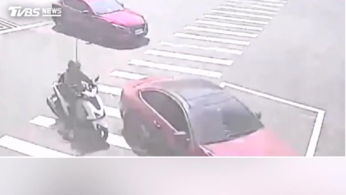 進口車路口猛右轉 騎士撞慘摔 駕駛未停