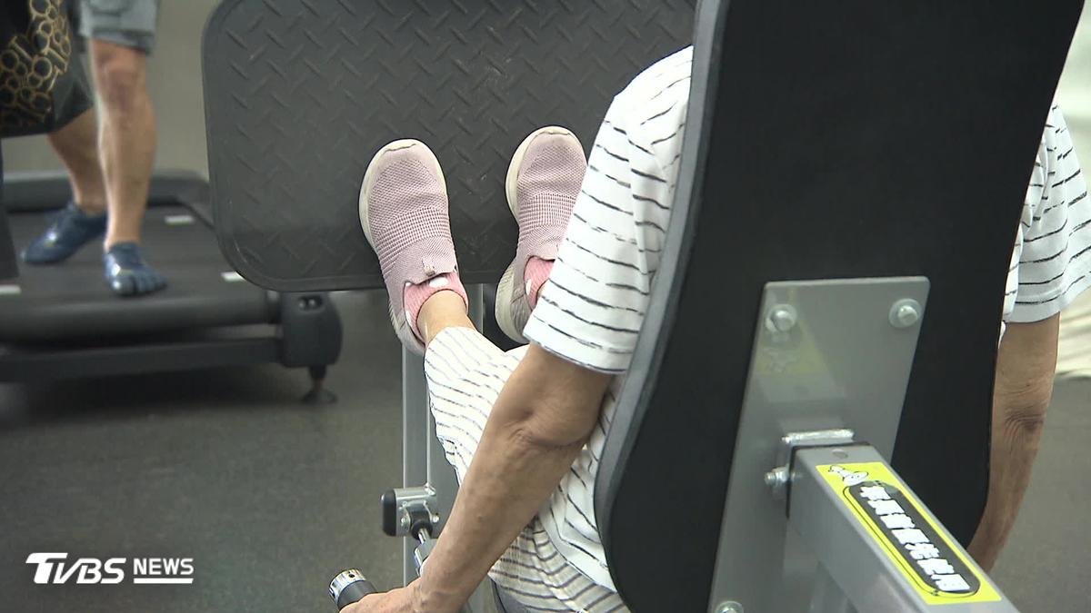 穿「運動涼鞋」健身被擋!腳跟開洞就不行 教練曝包覆性不足風險