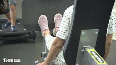 穿「運動涼鞋」健身被擋!腳跟開洞就不行 教練曝包覆性不足風險