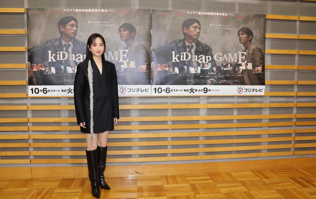 柯佳嬿亮相東京首映會，身穿黑色造型於主視覺背板前留下紀念。（圖／Hami Video提供）