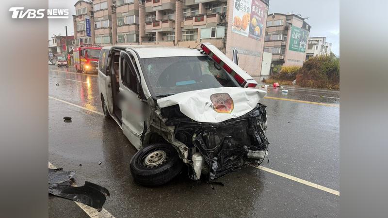 花蓮縣一輛民間救護車失控撞死人。(圖/TVBS)