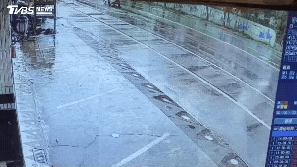 救護車撞擊瞬間曝光。(圖/TVBS)