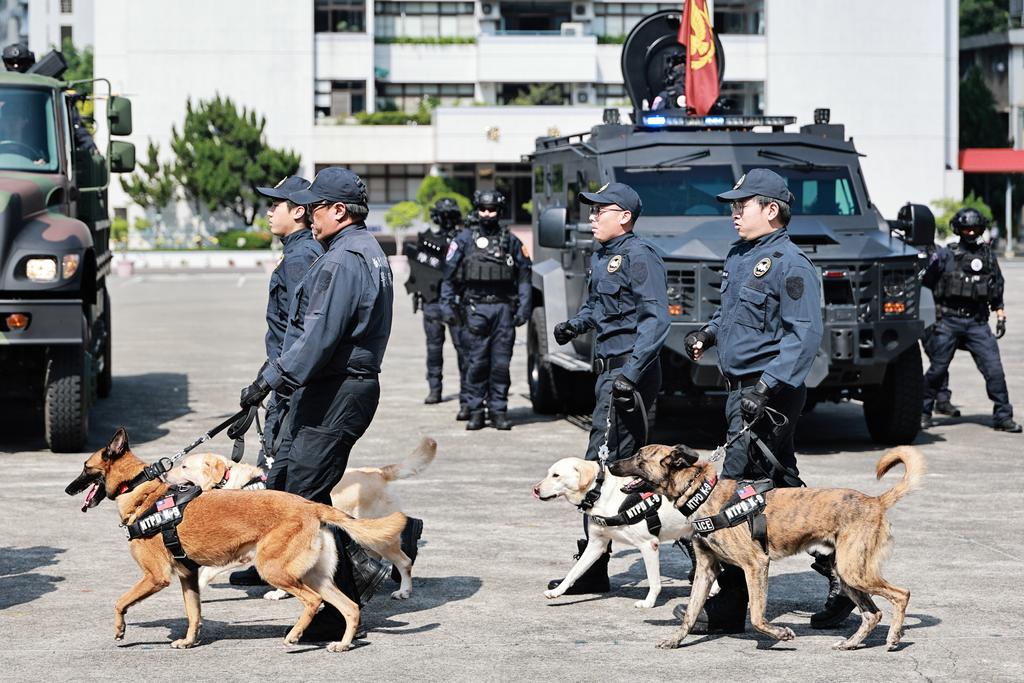 內政部指出,目前全國有5個警犬隊,共60隻警犬。(圖/內政部提供)