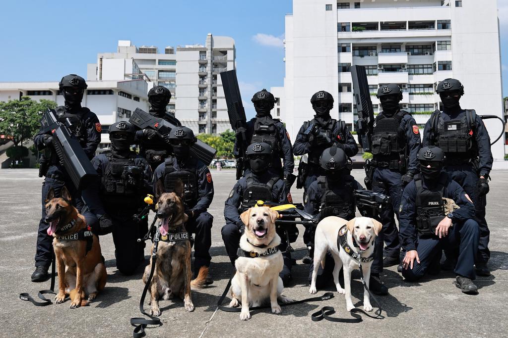 內政部指出,目前全國有5個警犬隊,共60隻警犬。(圖/內政部提供)