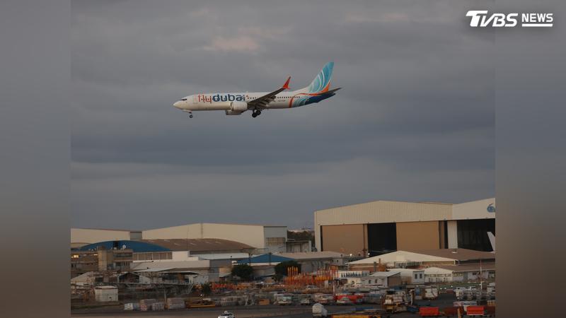 杜拜航空日前發生機上涉嫌恐怖攻擊事件,再度引發全球對飛行員心理健康監測機制與駕駛艙飛安管制的討論。(圖/達志影像美聯社)