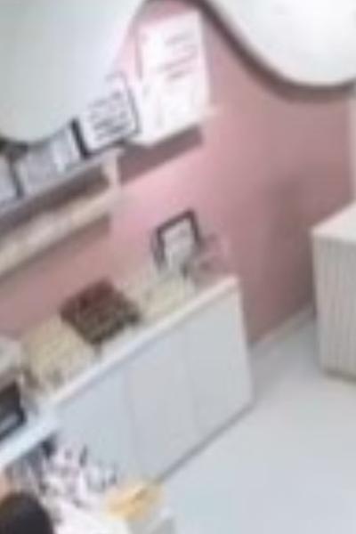 噁男裸下身闖美甲店!22秒完事就逃 赤腳女客衰踩「遺留液體」