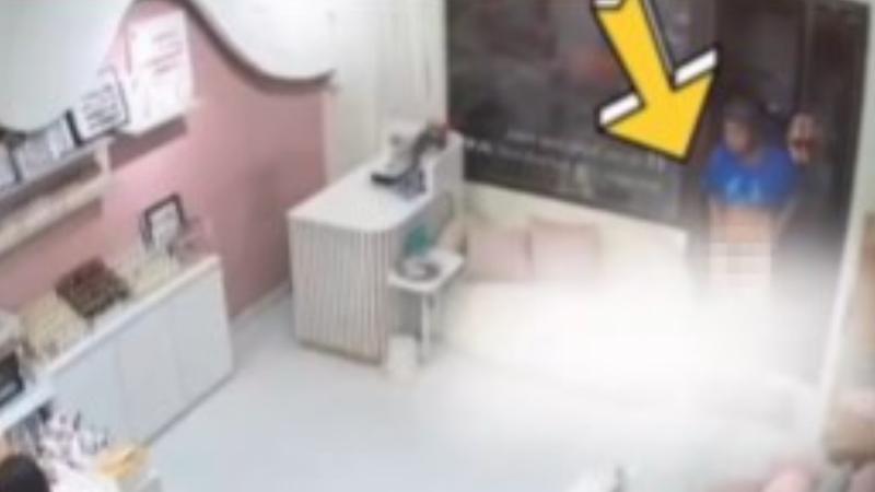 越南近期許多美容、美甲店爆發「變態噁男之亂」,一名男子裸下身闖入店內進行猥褻騷擾。(圖/翻攝 X @tamdi9999)