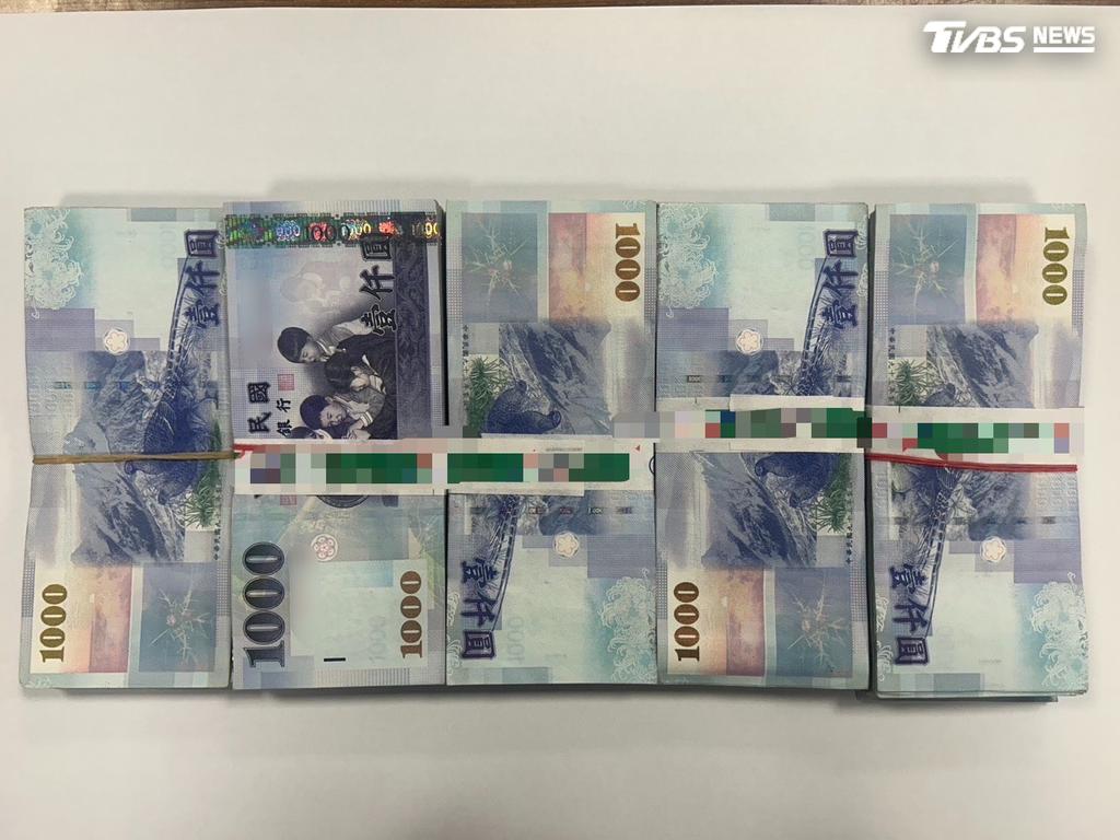幸虧機警的廟公及時發現並報警處理,周姓婦人也順利取回屬於自己的45萬元(圖/TVBS)