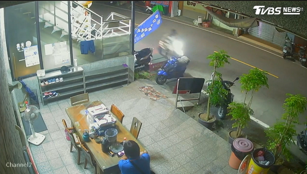 附近居民指出,該路段是下坡路段,時常發生車禍,許多遊客除了夜間下坡車速過快之外,還經常未戴安全帽,一旦發生撞擊相當危險(圖/TVBS)