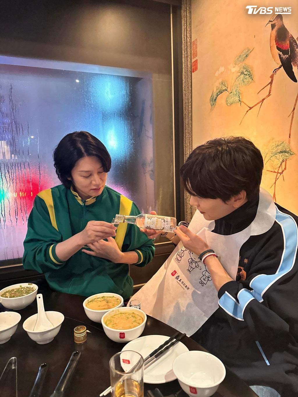 SJ利特希澈高雄開唱!穿雄工、鳳中外套寵粉 會後直奔麻辣鍋店(圖/翻攝 IG@heenim)