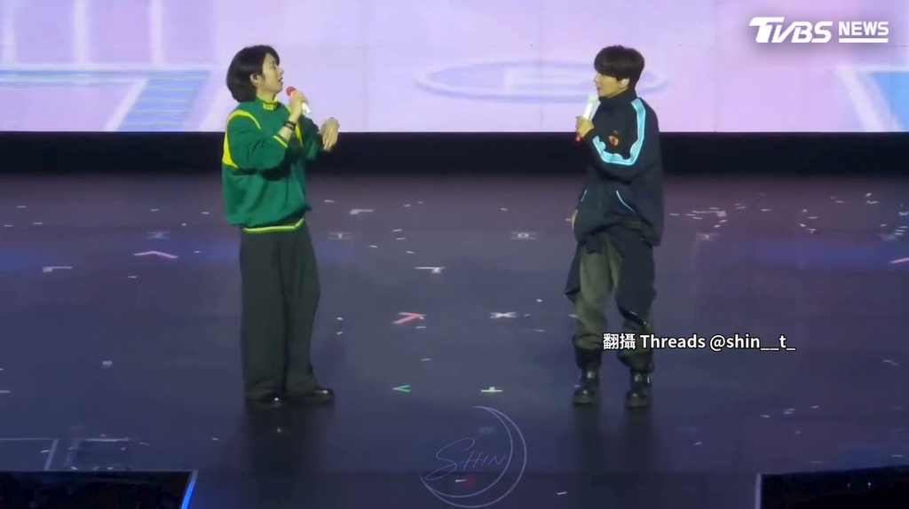 演唱會中,希澈身穿鳳山高中外套,利特則穿上雄工外套,希澈還與台下粉絲玩起互動遊戲(圖/翻攝 threads@shin__t_)