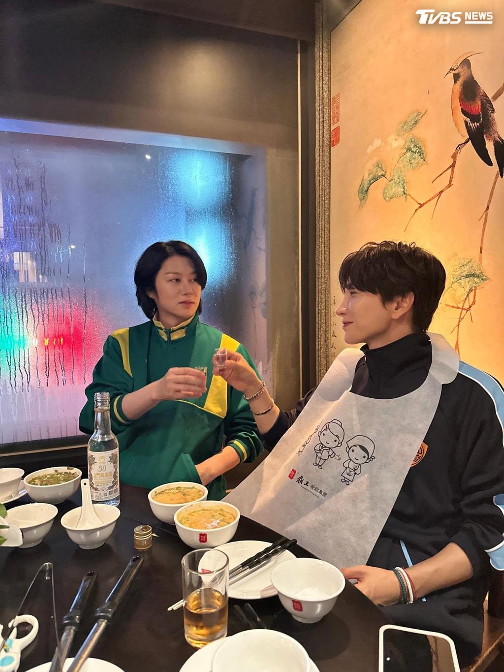 演唱會結束後,兩位歐巴果真直奔麻辣鍋店,在店裡大喝高粱酒(圖/翻攝 IG@heenim)
