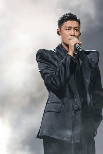 余文樂離婚3個月突曬「前妻緊貼男星」合照 王棠云認了:控制不住表情
