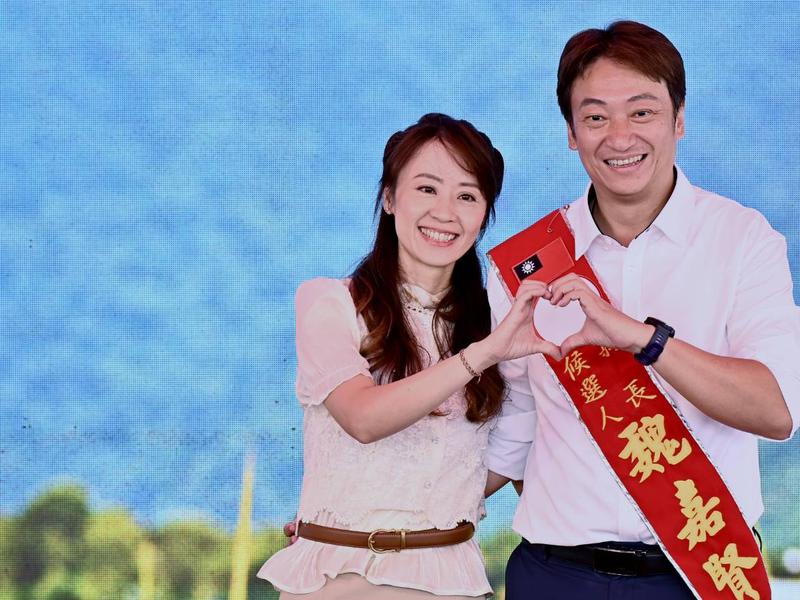 花蓮縣長候選人魏嘉賢與妻子溫情合體,兩人比出愛心手勢,展現親和力與熱情。(圖/TVBS)