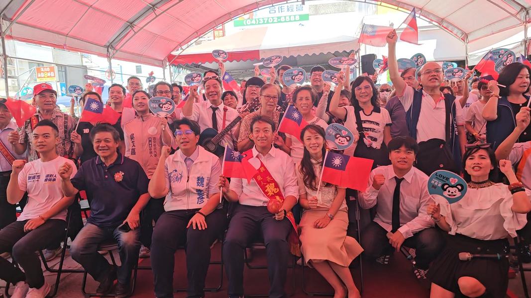 競選總部成立現場熱鬧非凡,魏嘉賢與支持者合影,眾人高舉國旗與宣傳扇展現高昂士氣。(圖/TVBS)