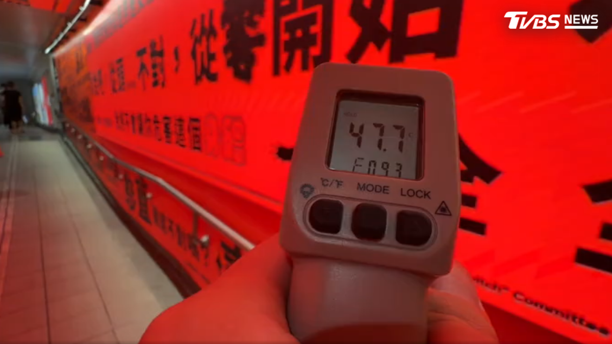 熱! 西門6號出口裝「LED紅看板」 民眾:像烤箱
