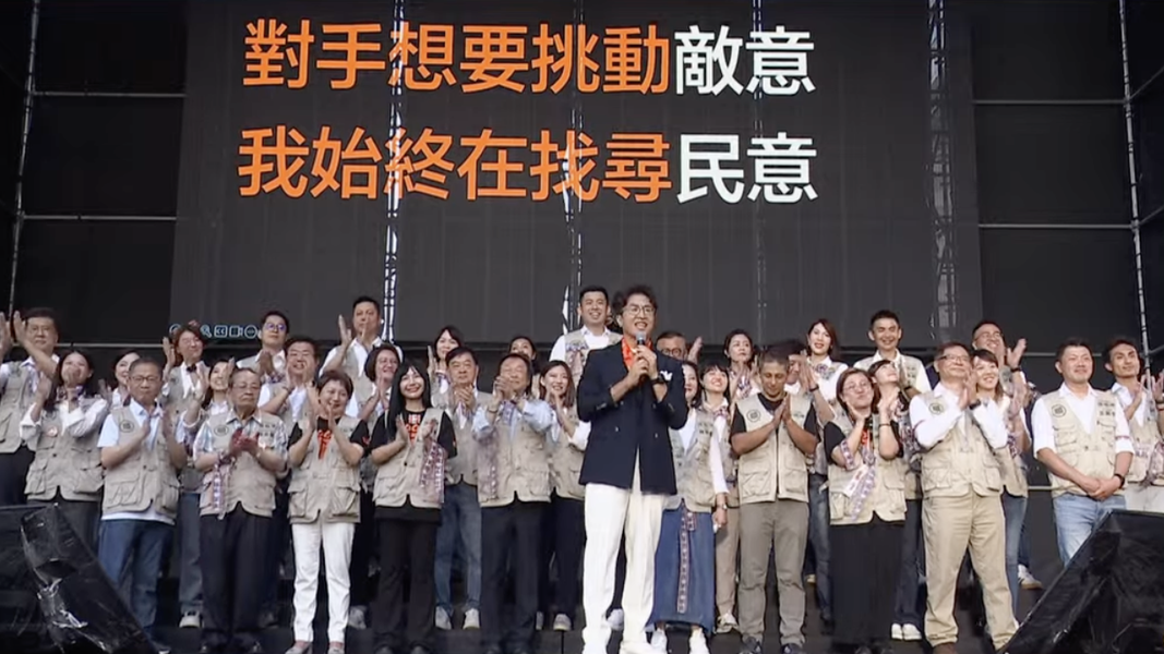 民進黨台北市長參選人沈伯洋自爆,聽到滅火器唱第一首歌就哭了。(圖/翻攝自沈伯洋YT直播)