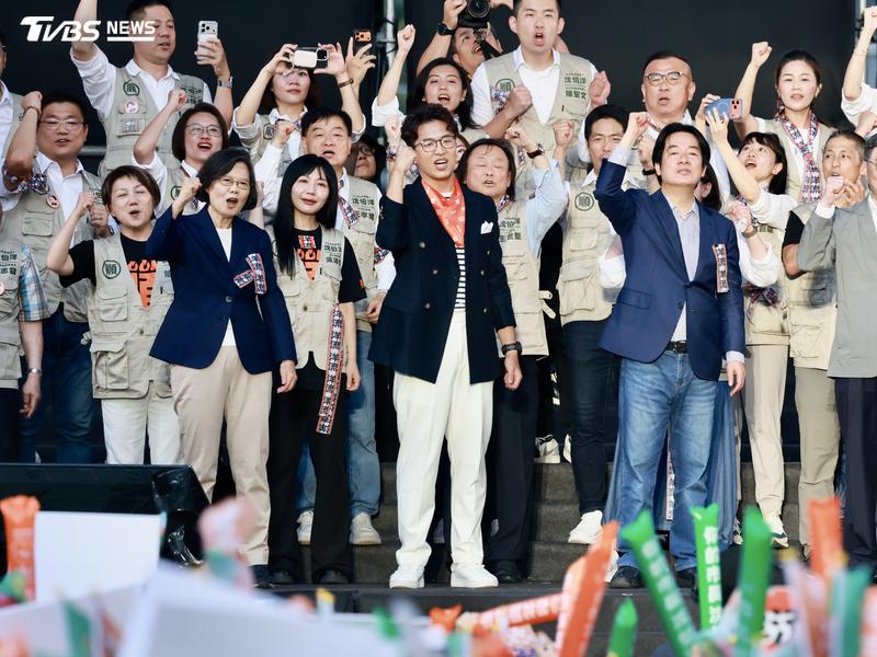 前總統蔡英文、總統賴清德4日一同相挺民進黨台北市長參選人沈伯洋。(圖/潘建樺攝)