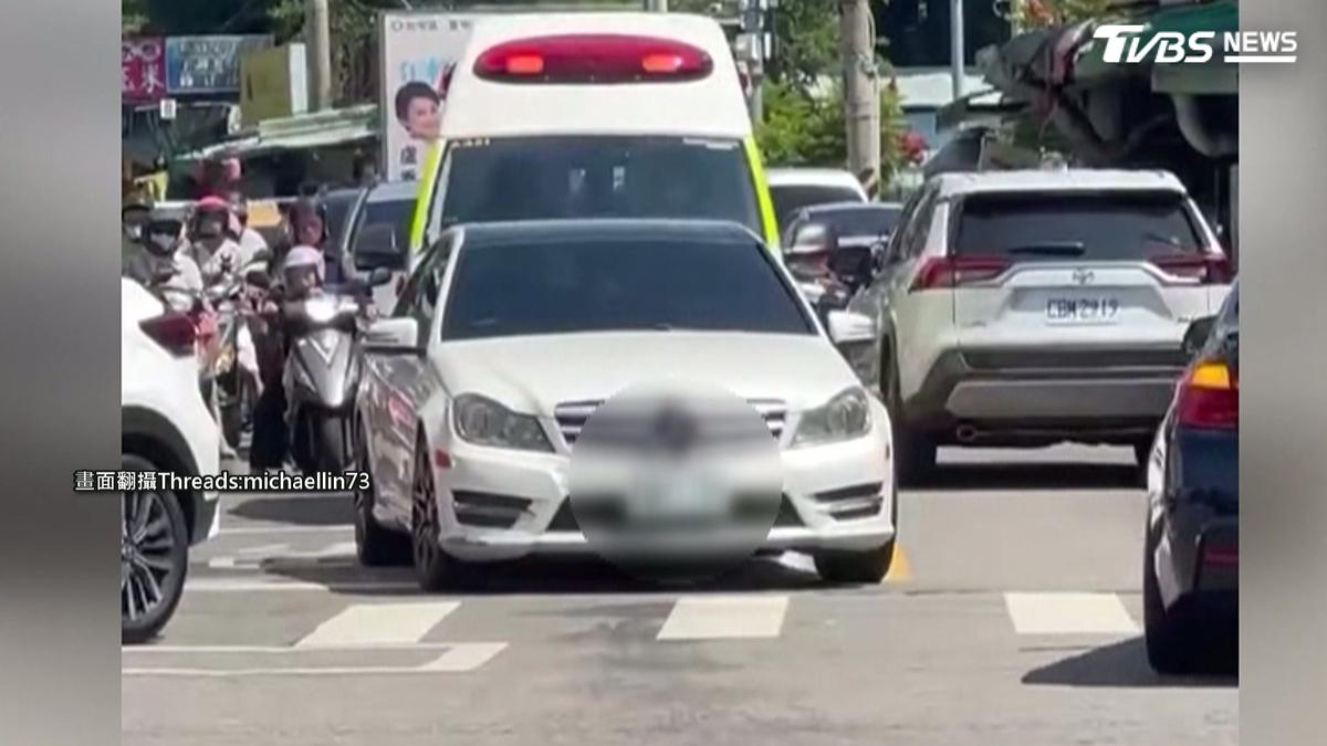 擋在救護車前不讓 目擊者怒:是在哈囉喔