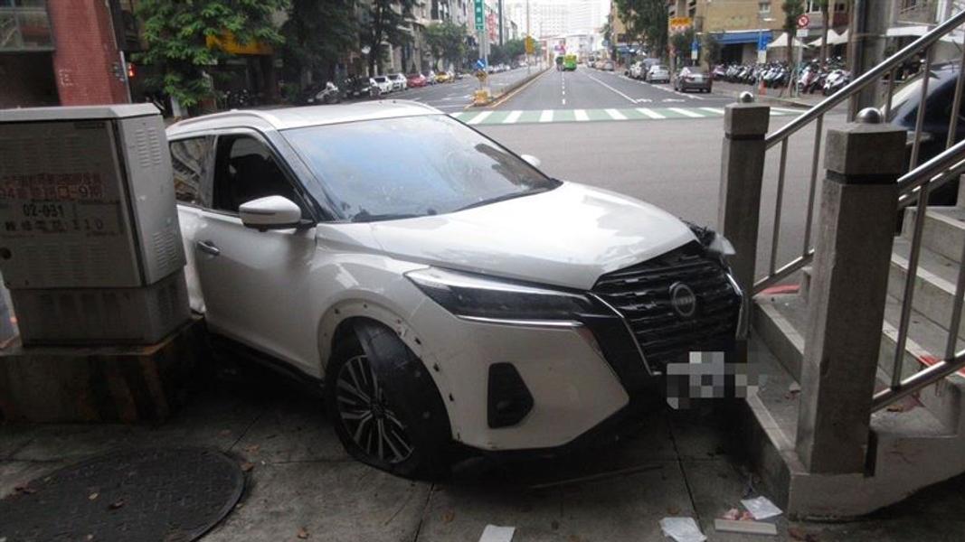男大生卡在車頭及天橋間,頭骨凹陷恐留後遺症。(圖/翻攝畫面)