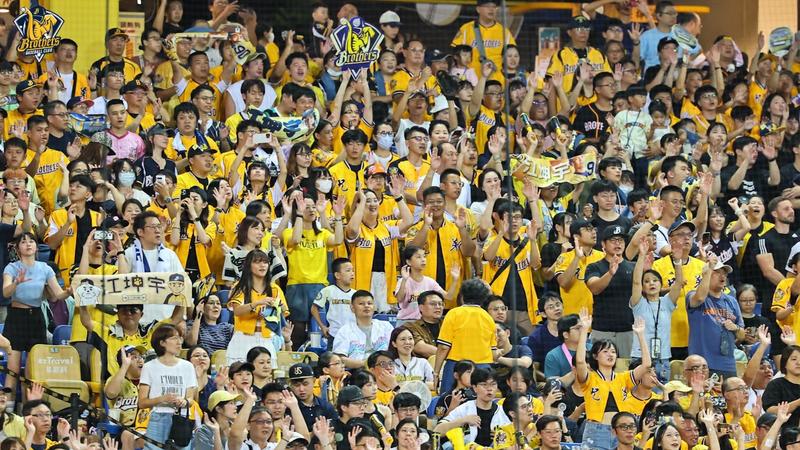 滿場象迷今在台中洲際主場,見證中信兄弟完成下半季3連霸封王。(圖/中信兄弟提供)