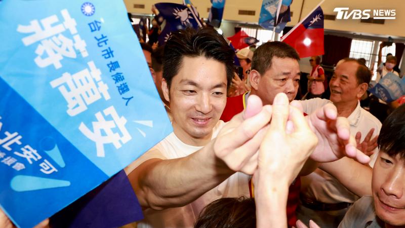 蔣萬安在臉書發文回應沈伯洋的反毒政見,遭大量留言洗版。(圖/潘建樺攝)
