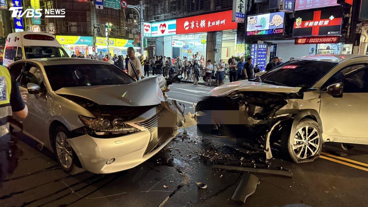 快訊/車頭沒了…龍山寺旁兩車對撞 7人受傷送醫