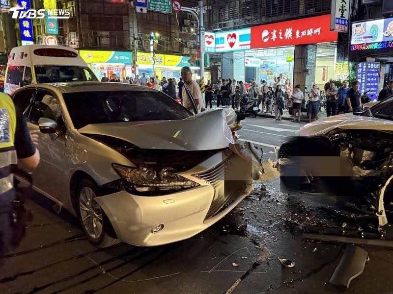 北市萬華兩車對撞,現場零件四散。(圖/TVBS)