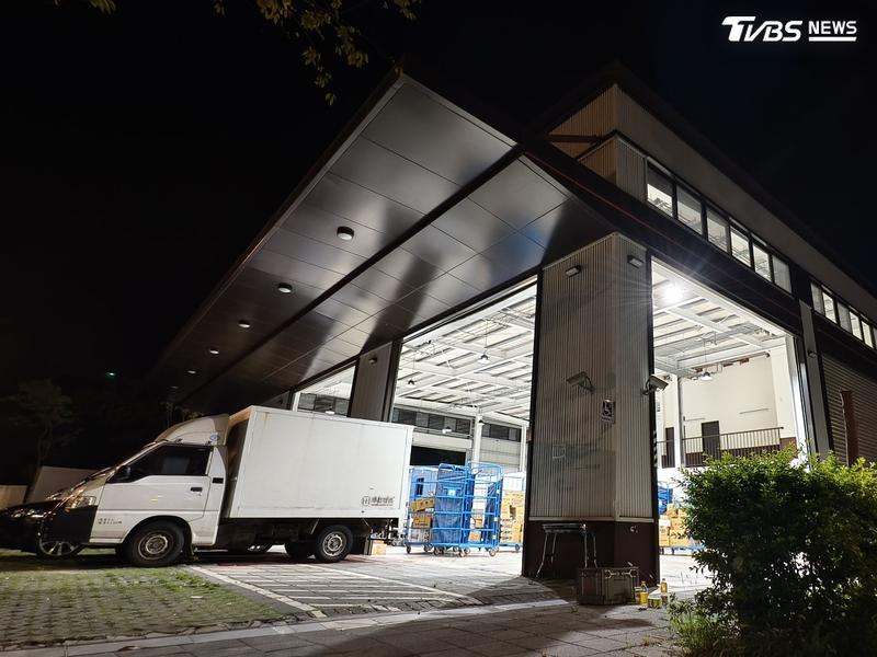 台北市內湖區安康路上的物流公司,昨(4)日深夜發生一起持刀傷人案。(圖/陳冠宇攝)