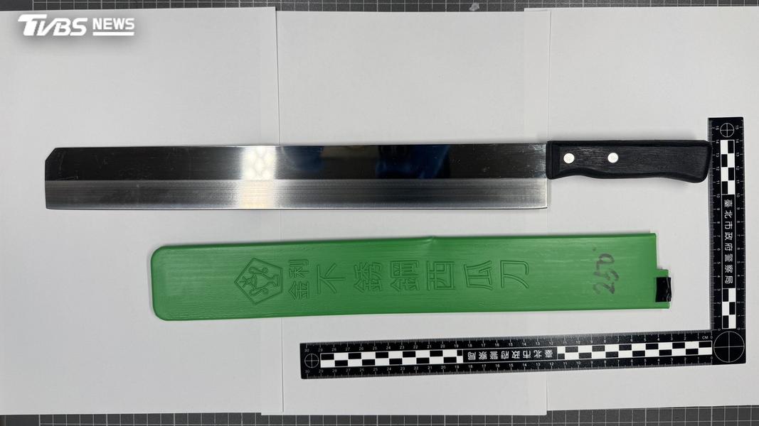 員警在葉男的自小客車內搜出砍傷王男的西瓜刀,當場以準現行犯將葉嫌逮捕。(圖/TVBS)