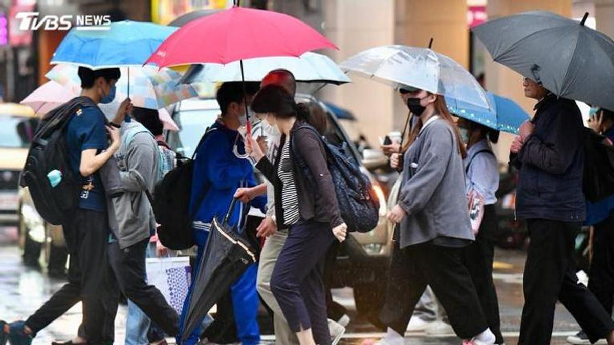 天氣/北東防大雨「濕涼探20度」!小熊颱風最快今生成 3颱共舞路徑曝