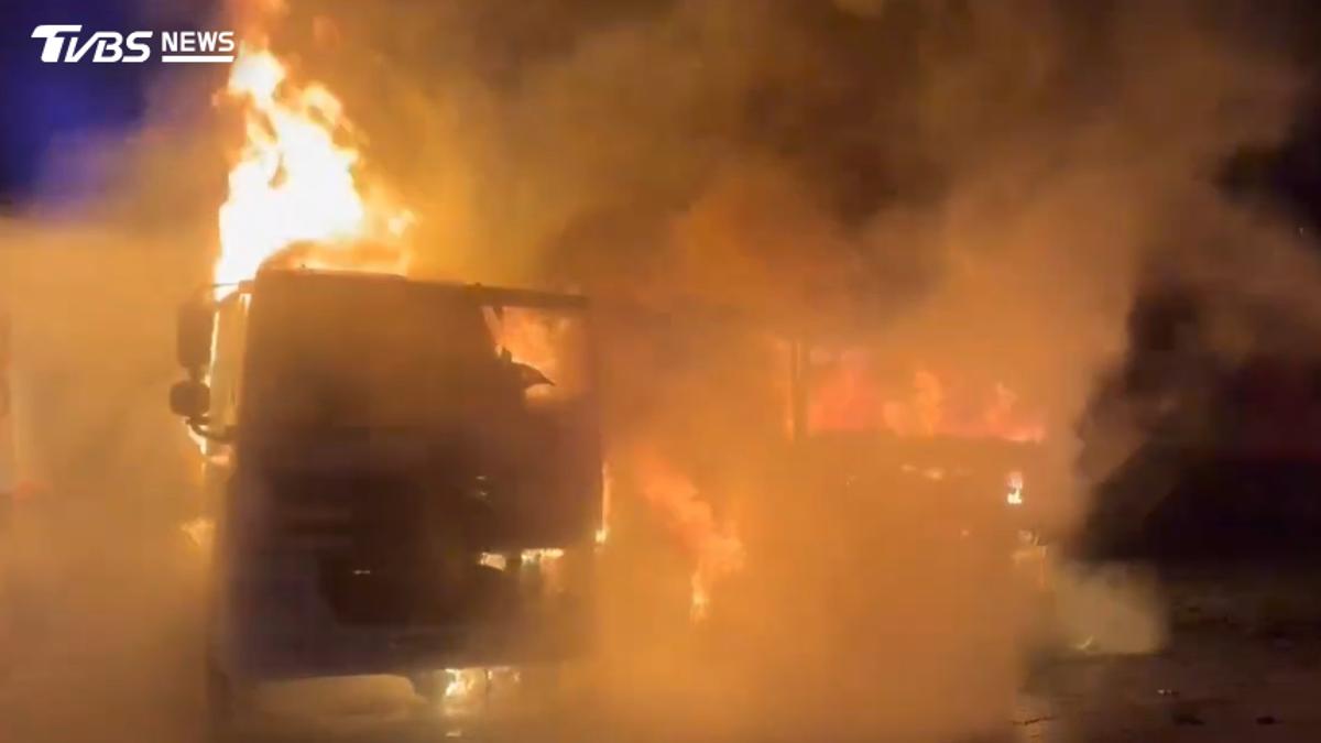 宜蘭停車場暗夜狂燒!2砂石車陷火海 烈焰吞車畫面曝光