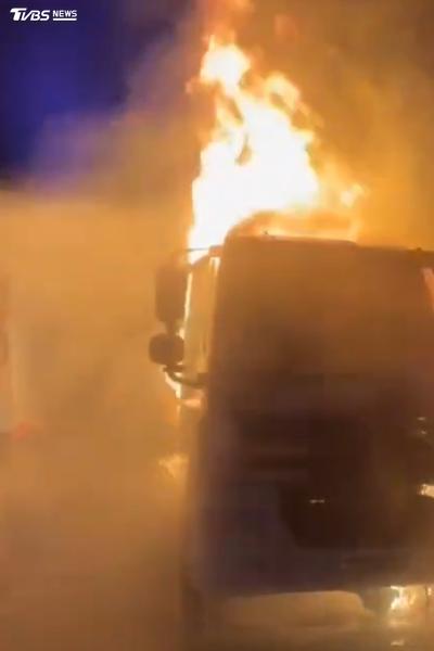 宜蘭停車場暗夜狂燒!2砂石車陷火海 烈焰吞車畫面曝光