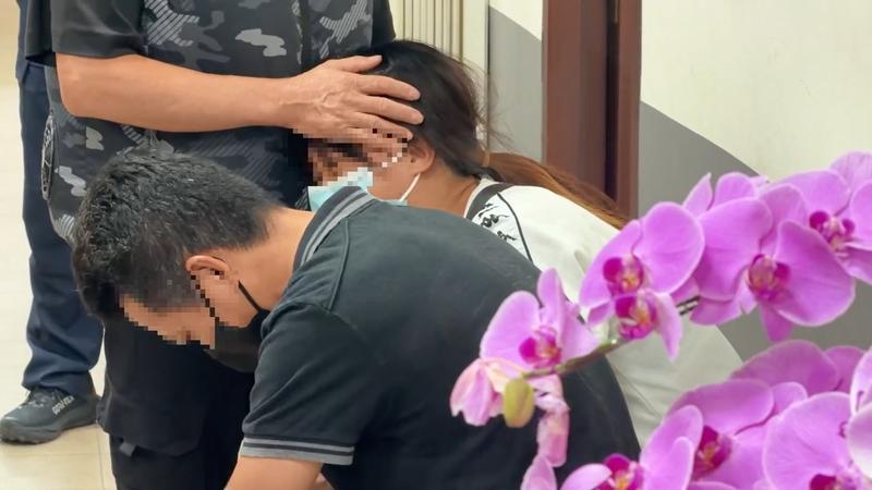 張母抱著親友痛哭失聲。(圖/TVBS)