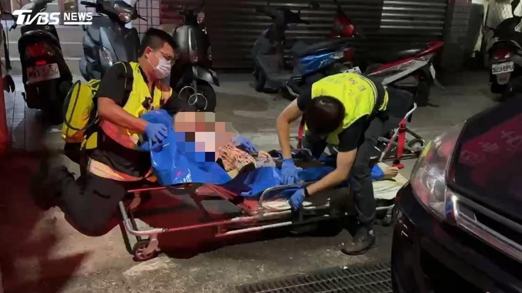 吳母倒地雖還有意識,救護人員將她送醫急救,最終仍宣告不治。(圖/TVBS)
