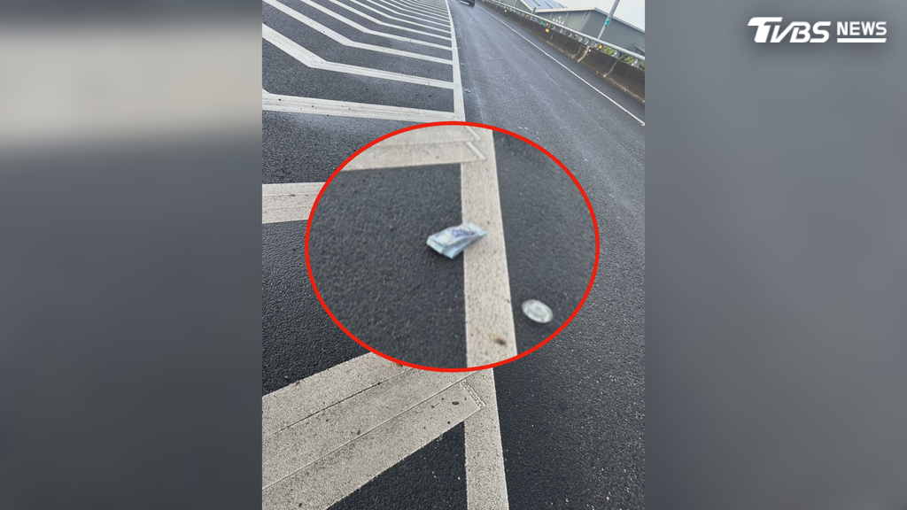 曾先生從國道3號崁頂交流道上高速公路後，開了100多公里抵達新營時，他才突然想起車頂上的20萬元現金，但是上國道後錢就掉落了（圖／TVBS）