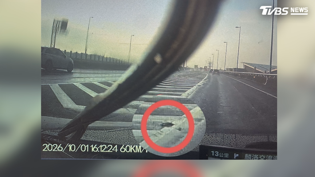 警方在國道車流中穿梭努力尋找，順利於國道3號崁頂匝道口尋回現金。（圖／TVBS）