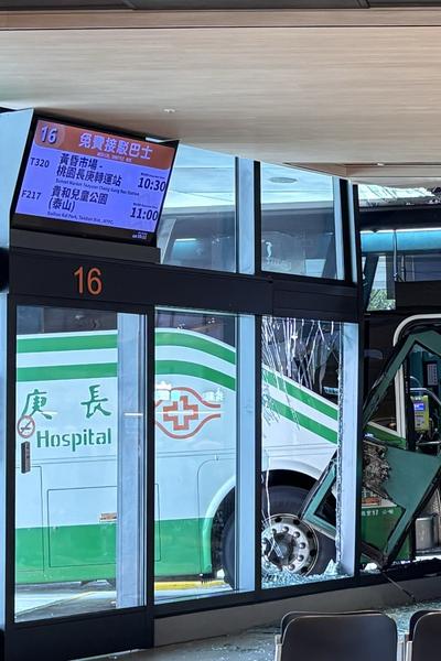 快訊/長庚醫院遊覽車暴衝「撞進轉運站」 2民眾遭碎玻璃割傷