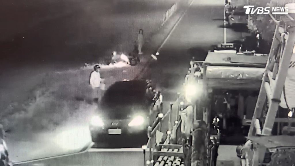 肇事駕駛起初還下車查看情況,但隨即不顧現場民眾阻攔,逕自將車開走離去(圖/TVBS)