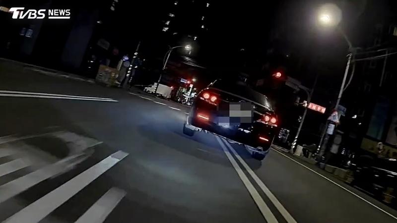 中壢一名男子昨(4)日晚間毒駕拒檢,一路闖紅燈、逆向吃20張罰單再被移送法辦。(圖/TVBS)